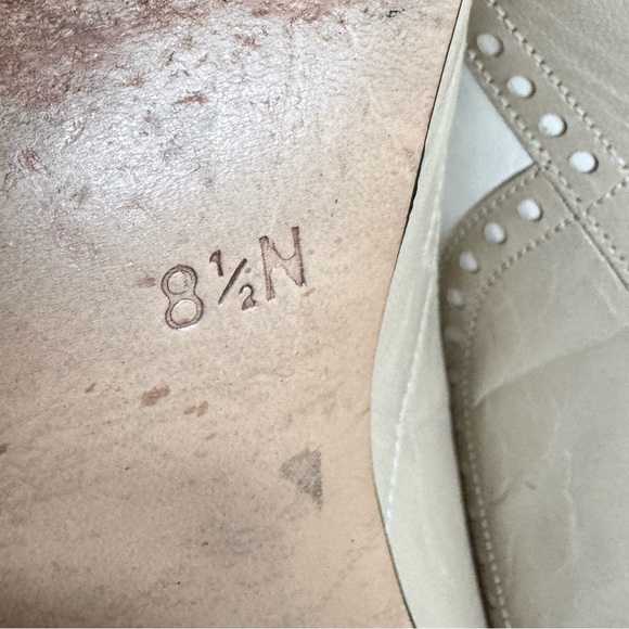 Vintage Ingledews Cream and Tan Leather Specator Pumps with Wingtip Detail. 8.5N - Picture 10 of 10